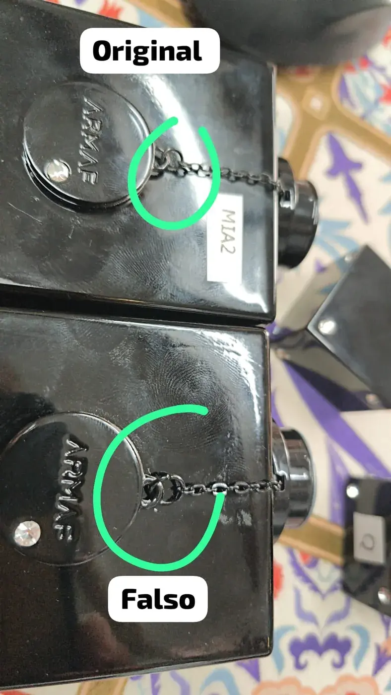 Detalle de la cadena y su anclaje al medallón en dos Club de Nuit Intense Man, uno señalado como original y otro como falso