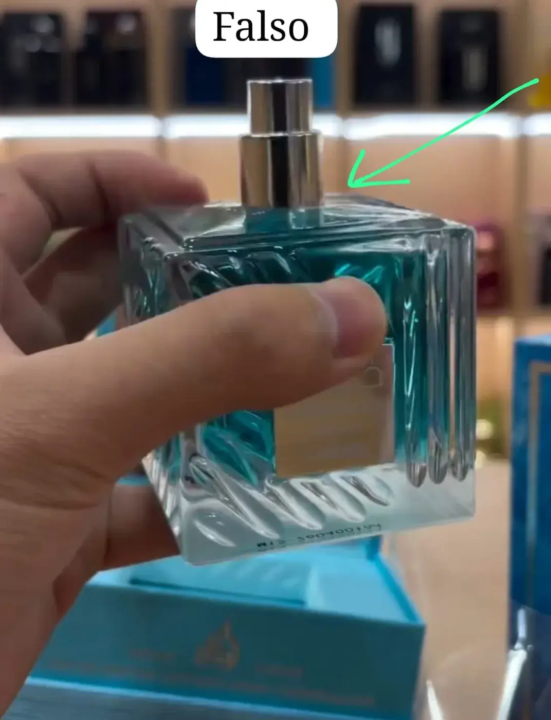 Cuello del atomizador con una separación distinta respecto al vidrio en un frasco azul, señalado como sospechoso