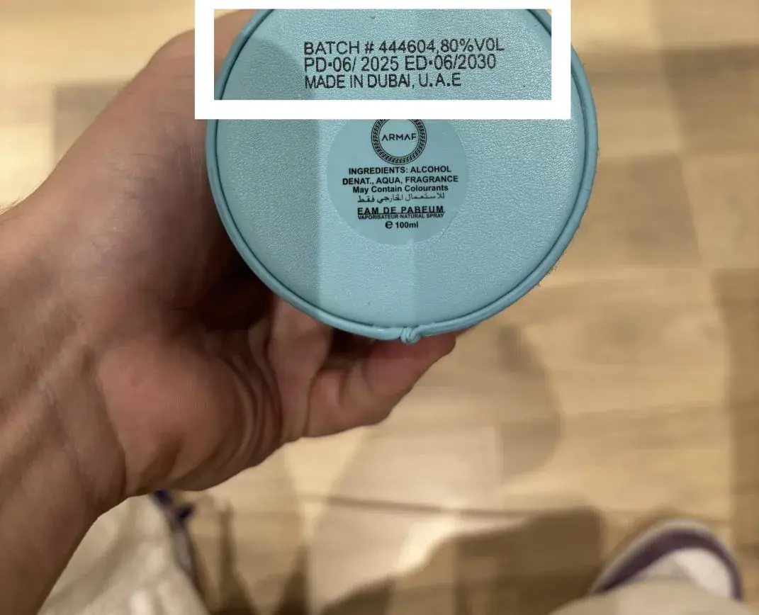 Base de un frasco Armaf Odyssey Mandarin Sky con el lote y la fecha impresos, señalado como falso