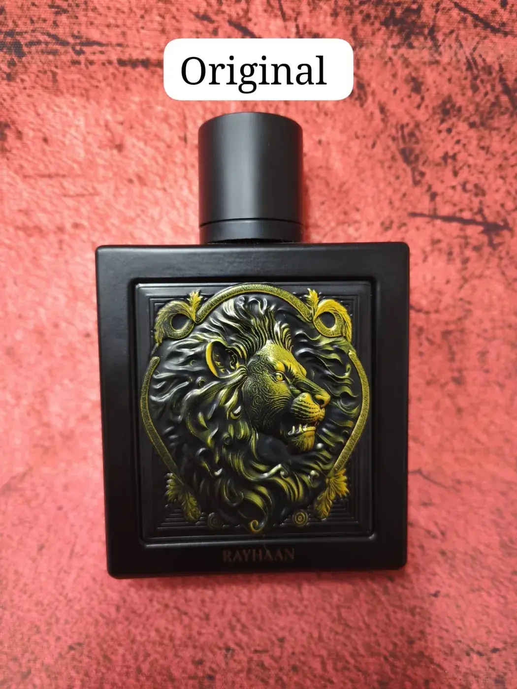 Frasco Rayhaan con un león en relieve, dorado envejecido y mucho detalle, señalado como unidad de referencia